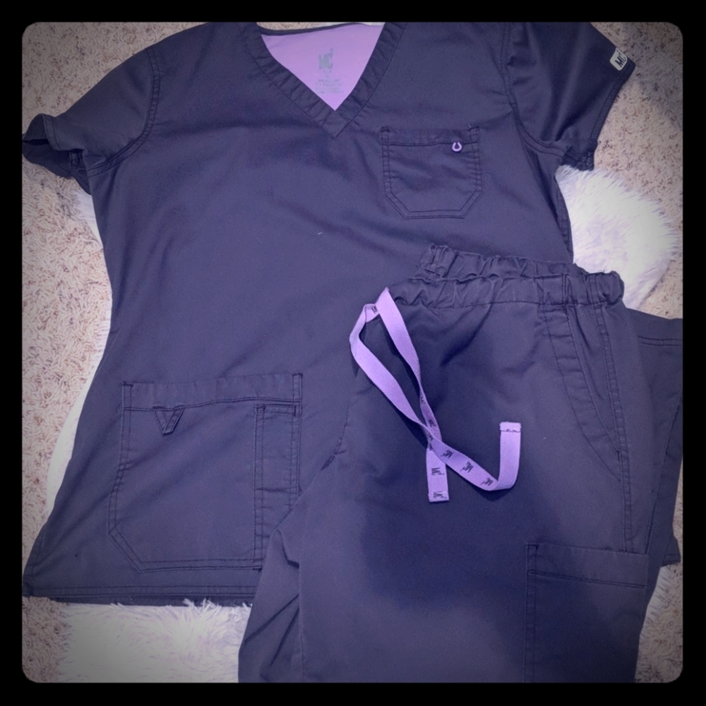 Med Couture mc2 medium nursing scrub set